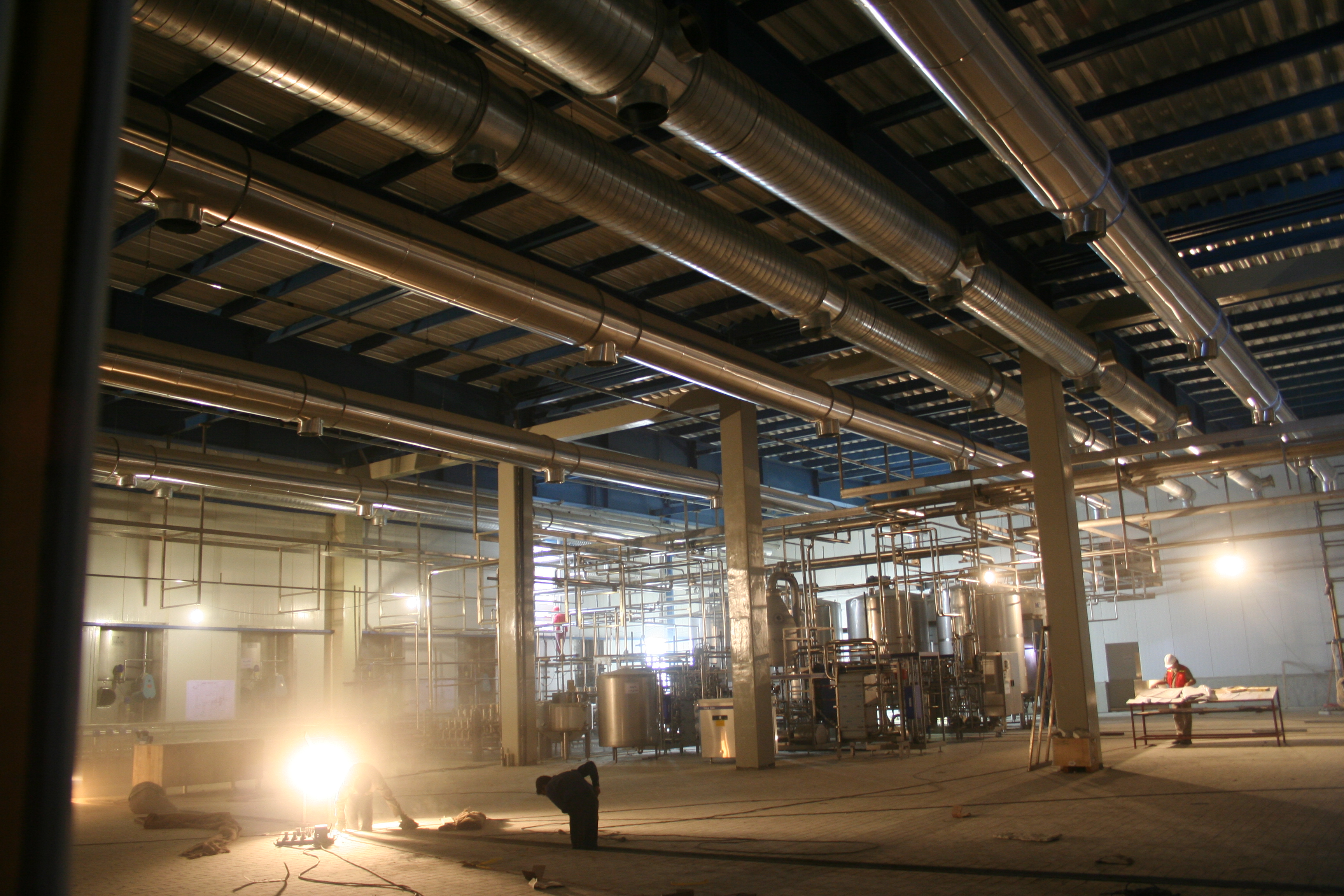 نقش هواکش صنعتی در کاهش آلاینده‌های محیط کاری