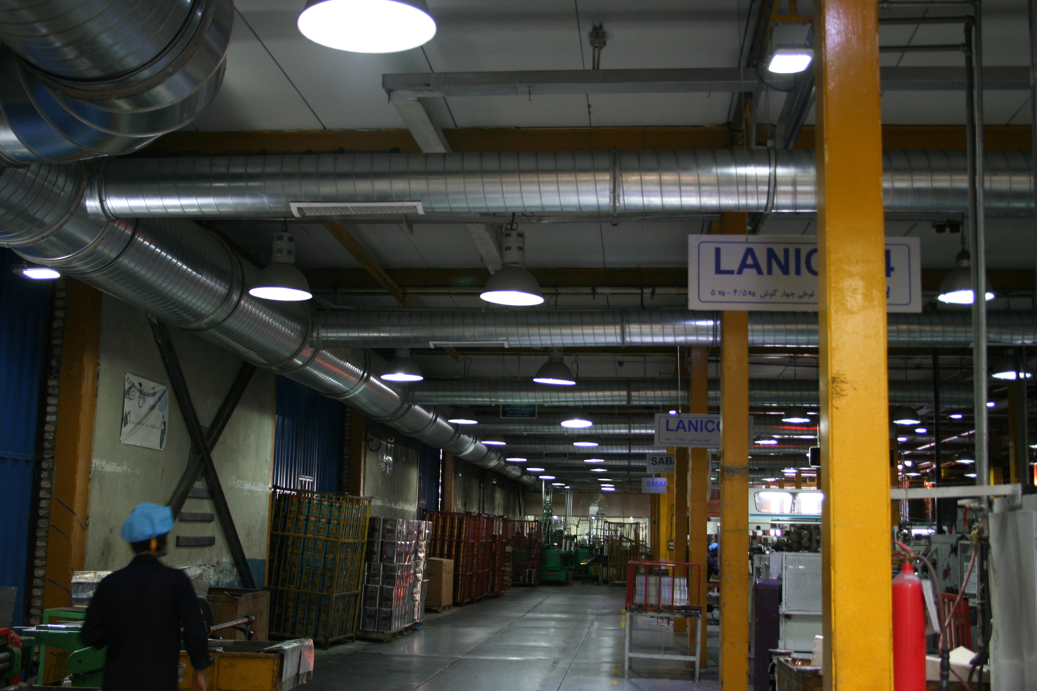 نصب هواکش‌های صنعتی در کارخانه 