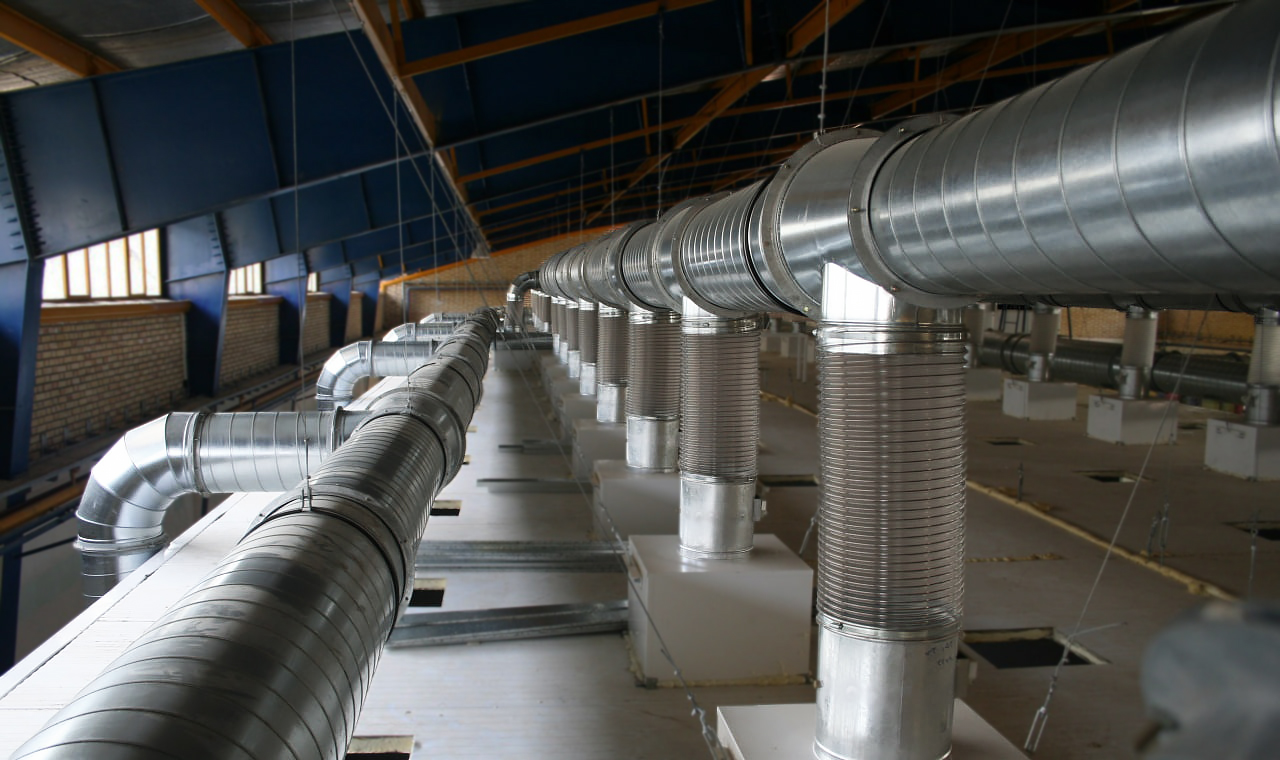 نصب هواکش‌های صنعتی در کارخانه 