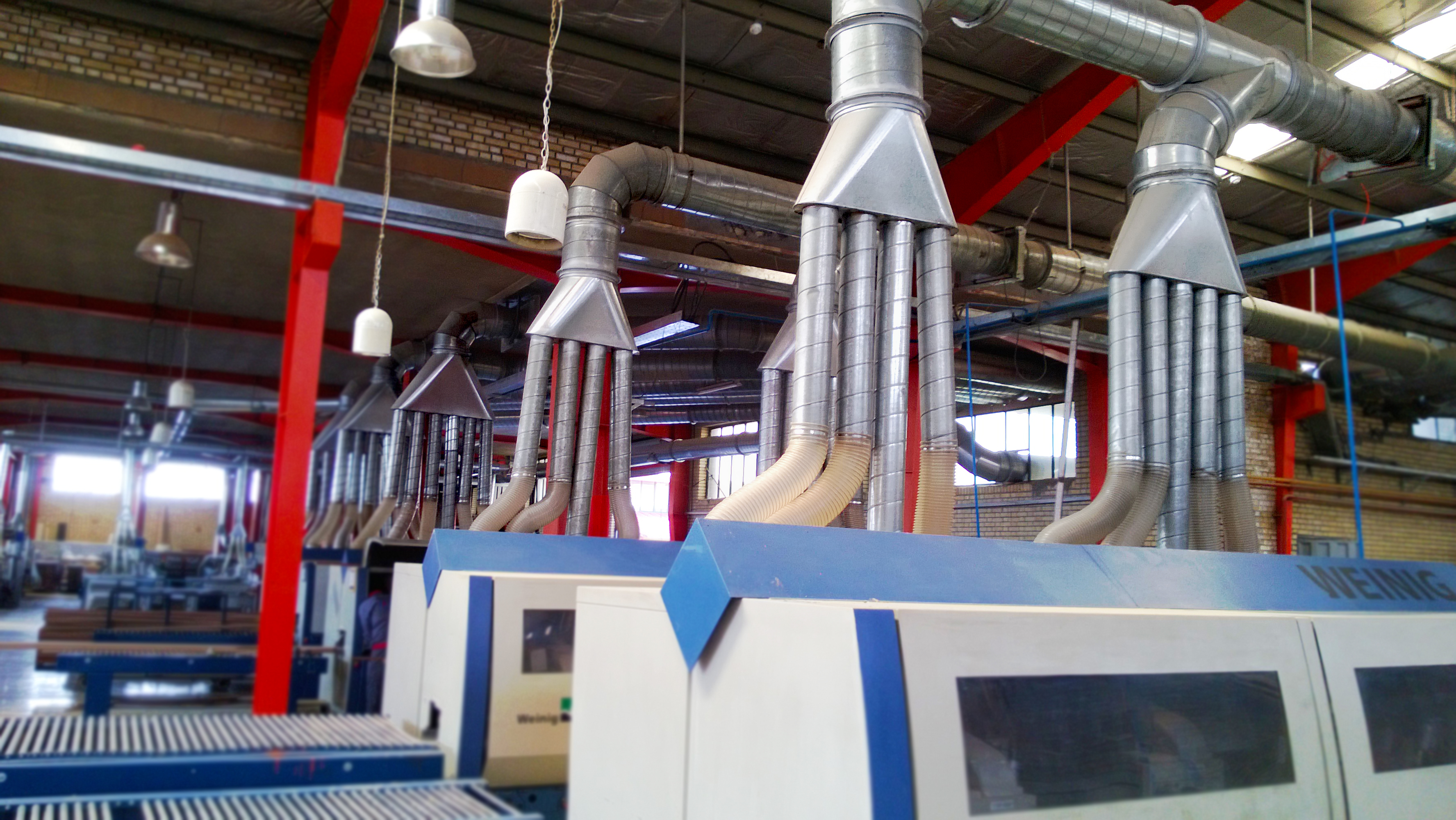 نصب هواکش‌های صنعتی در کارخانه 